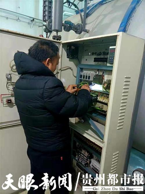 2月6日晚,记者在贵阳市观山湖区采访他时,他已经是第58次上门维修家电